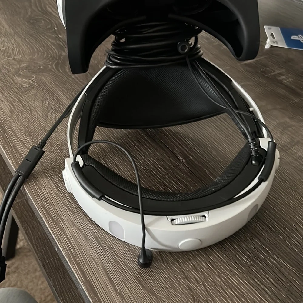 COPY - Ps4 vr headset comes with all parts except the camera. Doesn’t have box.